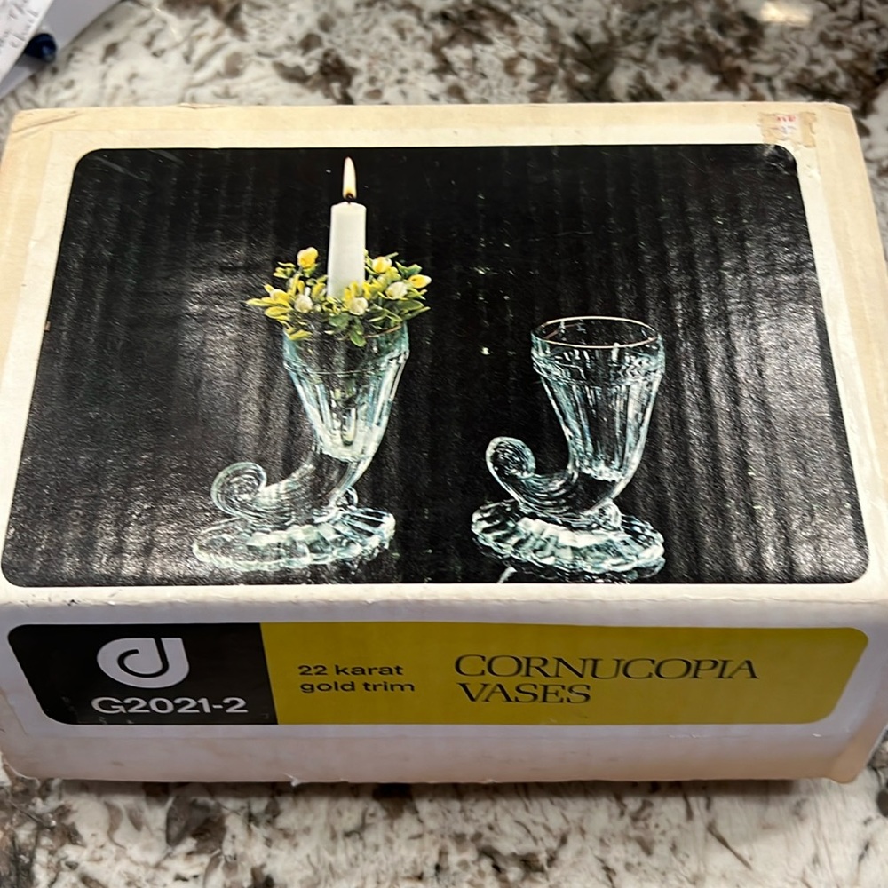 G2021-2 22 karat gold trim cornucopia vases